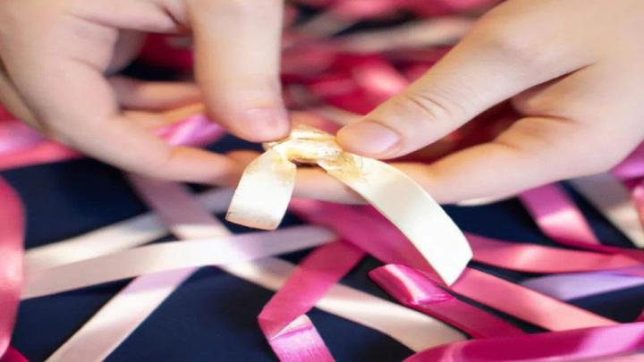 Elegancki dodatek w zasięgu ręki: jak zrobić krawat ze wstążki w prosty sposób