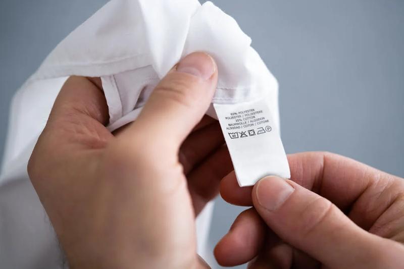 Syntetyki w garderobie – odkrywamy prawdy i mity o ich noszeniu