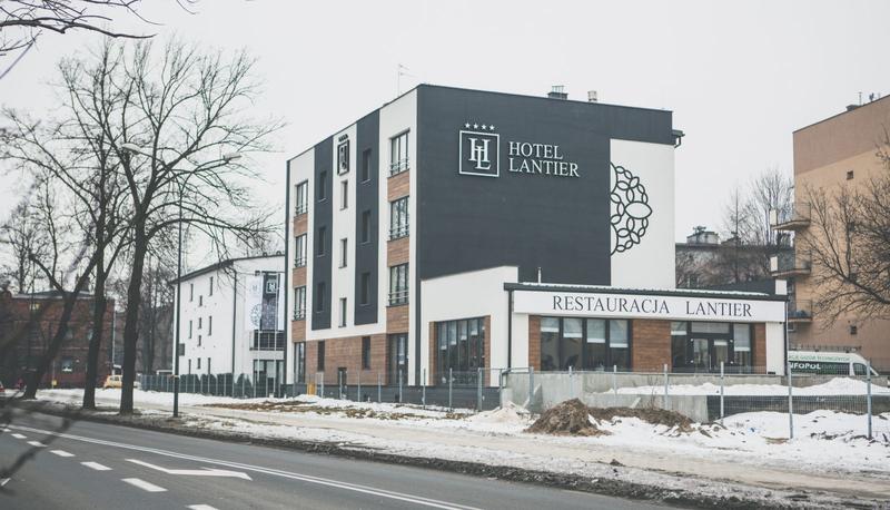 Stylizacje z koszulą i akcesoriami