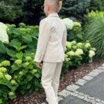 Jasny garnitur ślubny jako nietypowy wybór: czy to idealne rozwiązanie dla Ciebie?