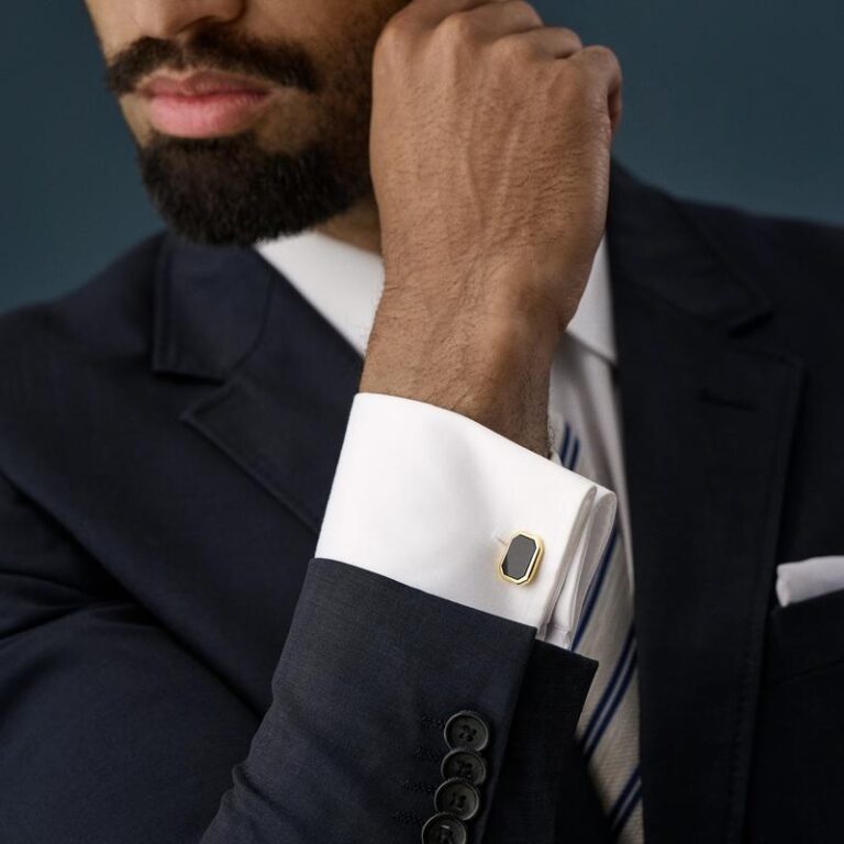 Elegancja na wyciągnięcie ręki: Jak zapiąć spinki do koszuli krok po kroku