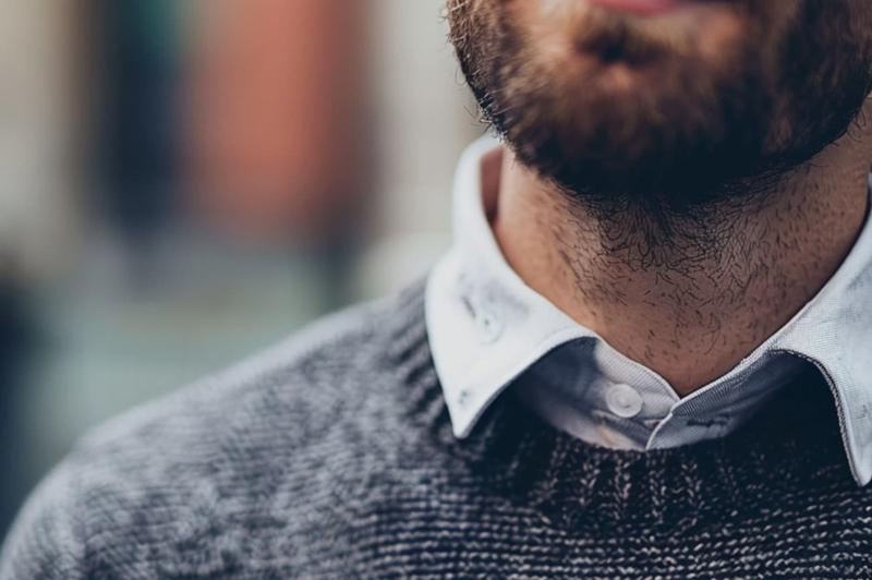 Stylizacje ze swetrem z dekoltem