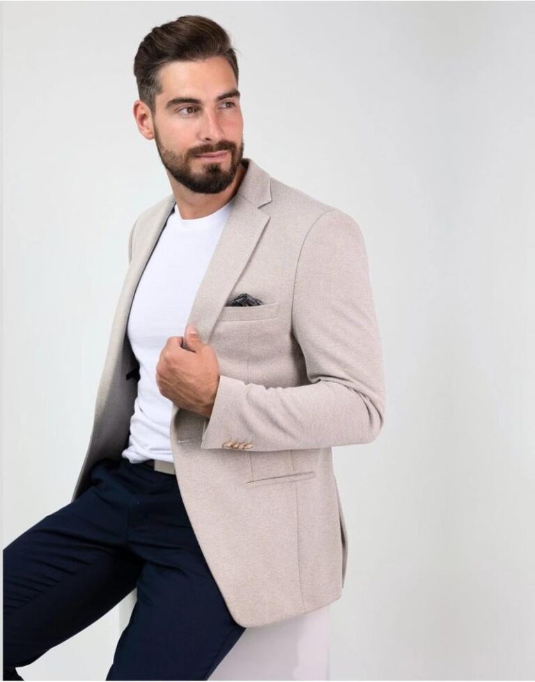 Stylowe połączenia beżowej marynarki: inspiracje na każdą okazję